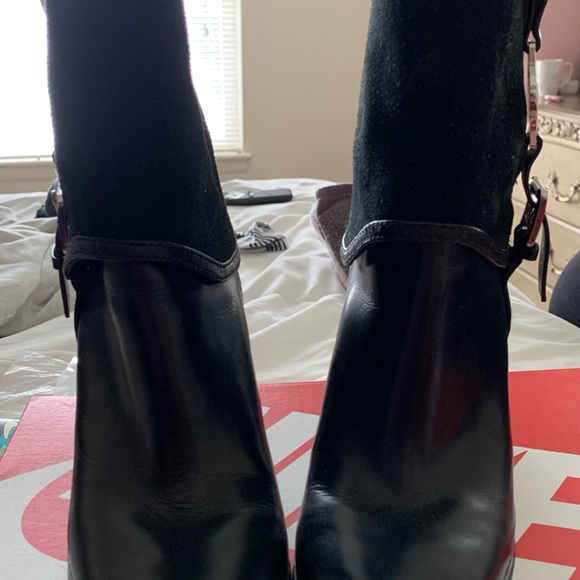 MICHAEL KORS BLACK LEATHER ANKLE BOOTS - Picture 2 of 2